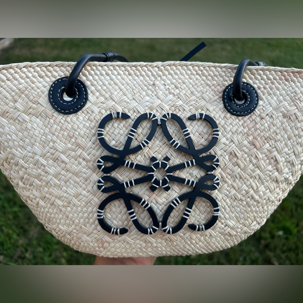 LOEWE Small Anagram Basket Bag in Irica Palm and Calfskin (Natural/Black) - Picture 4 of 16
